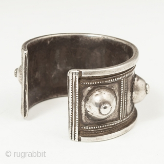 A very wearable silver cuff from Algeria with an opening of 1.25" (3.1 cm). It weighs 74 grams. 6.75" (17.2 cm) interior circumference by 1.5" (3.8 cm) wide. Early to mid 20th  ...